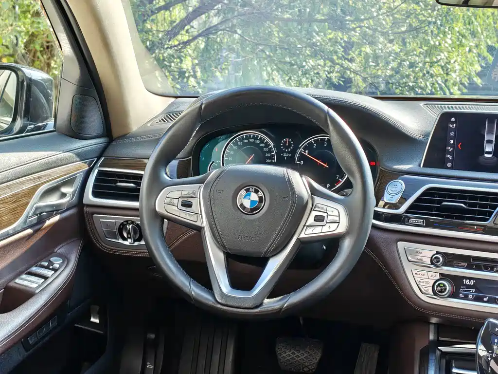 BMW 7 Series — миниатюра 8