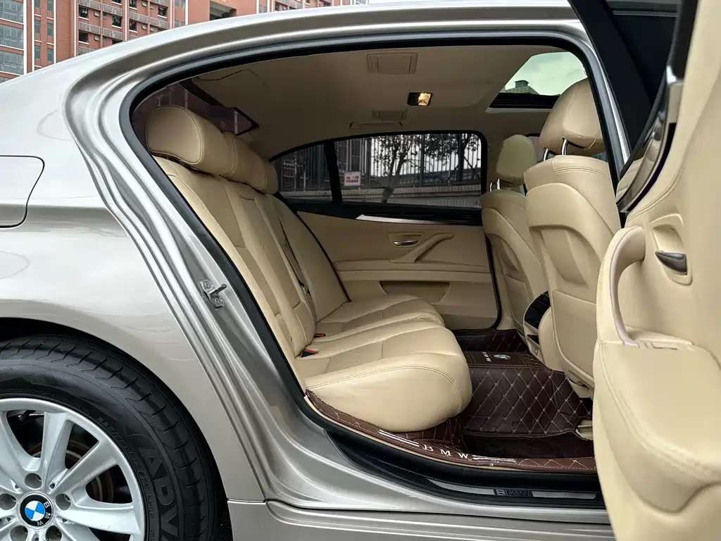 BMW 5 Series — миниатюра 11