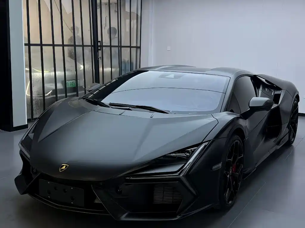 Lamborghini Revuelto 0