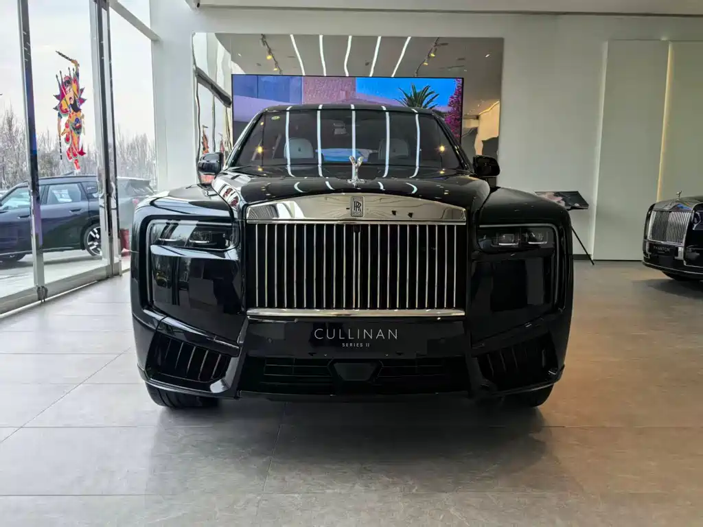 Rolls-Royce Cullinan 2026 мест