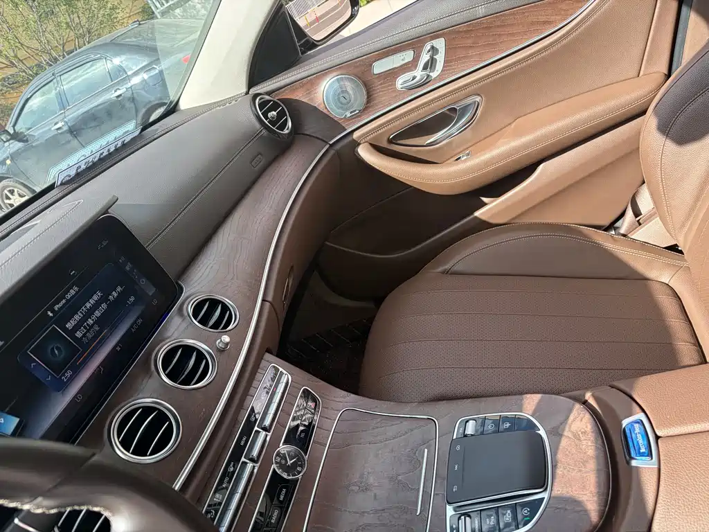 Mercedes-Benz E-Class — миниатюра 11