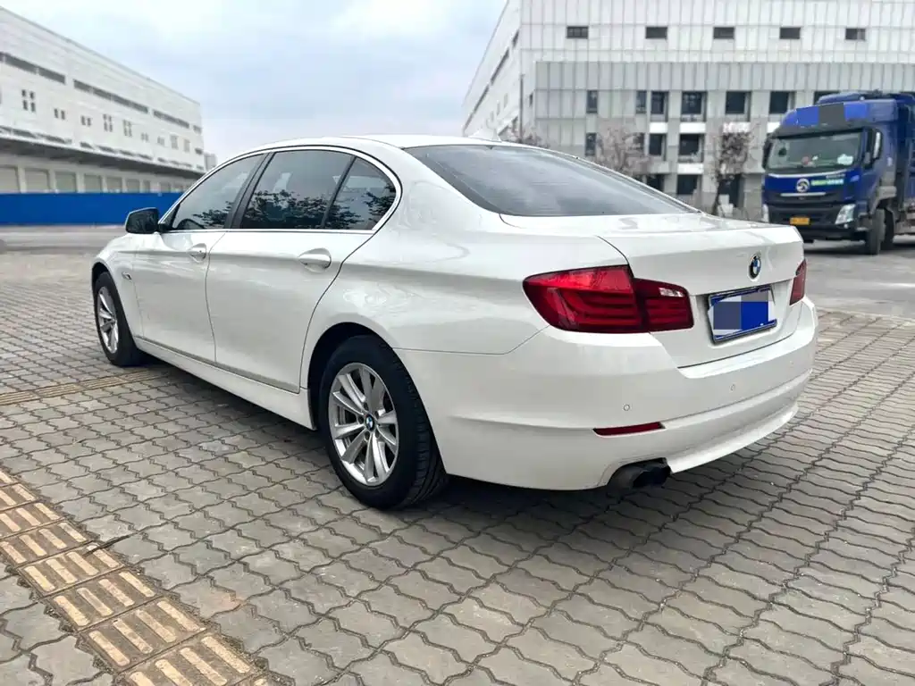 BMW 5 Series — миниатюра 9