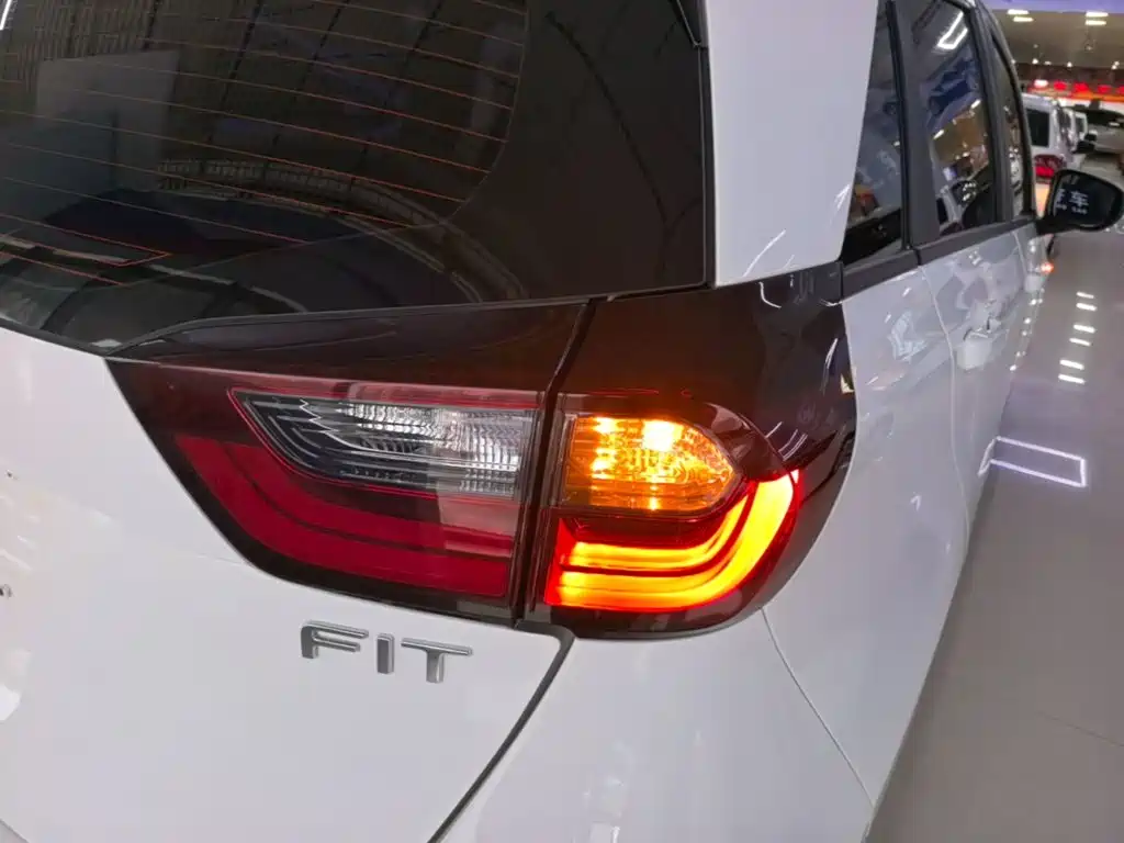 Honda Fit — миниатюра 8