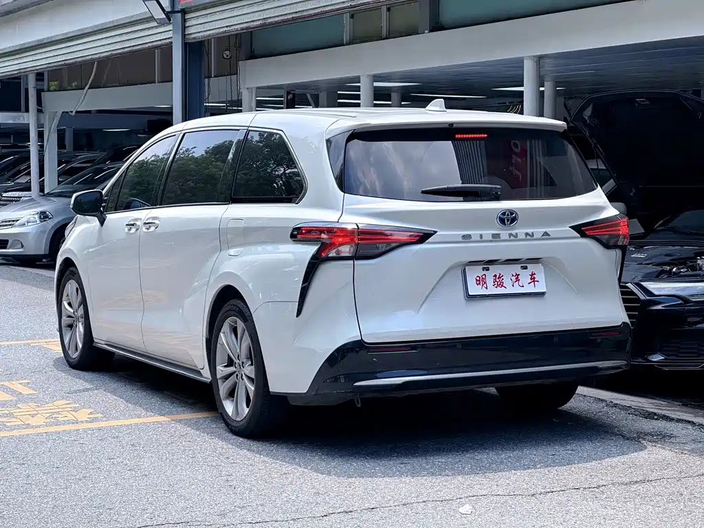 Toyota Sienna — миниатюра 4