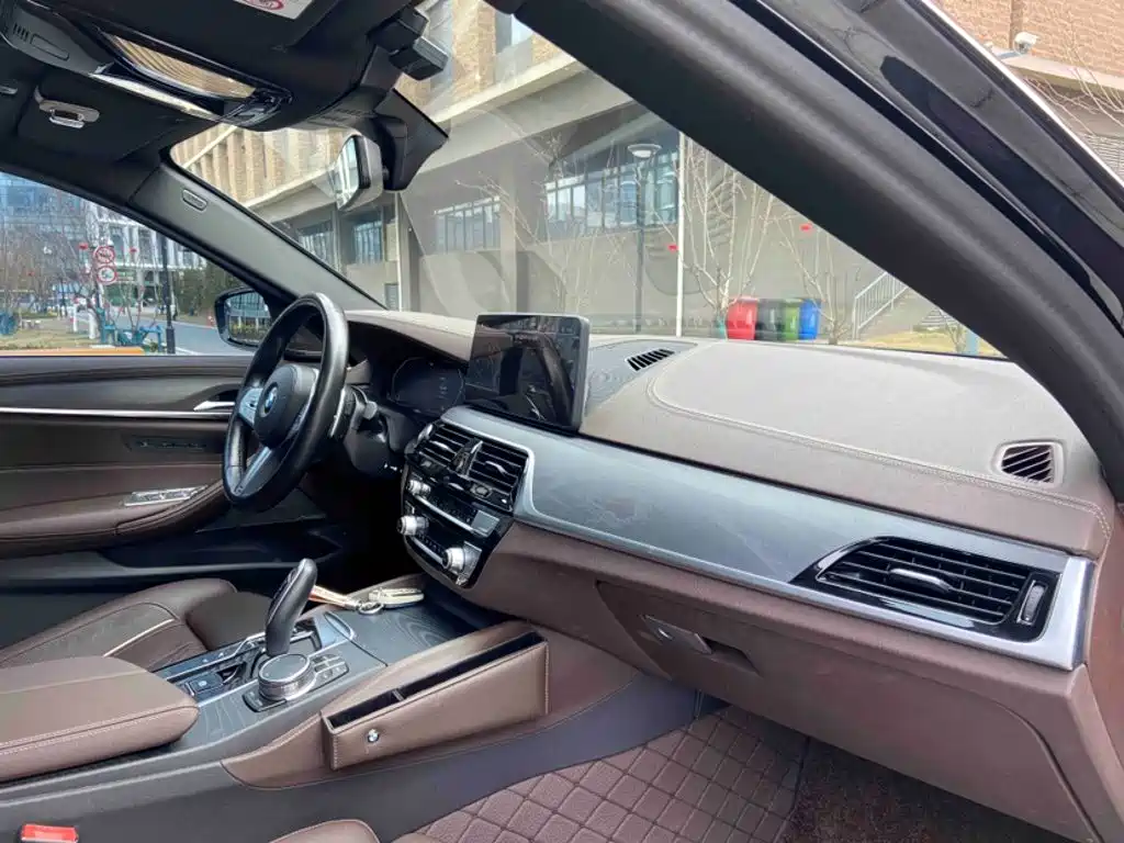 BMW 5 Series — миниатюра 12