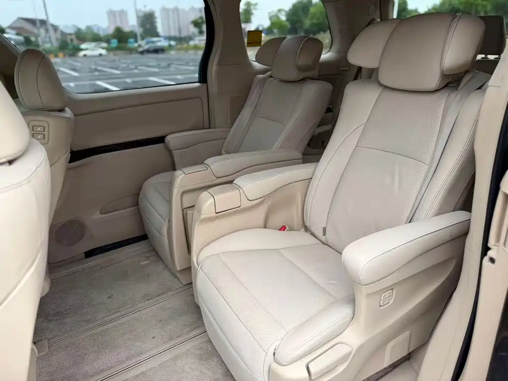 Toyota Alphard — миниатюра 7