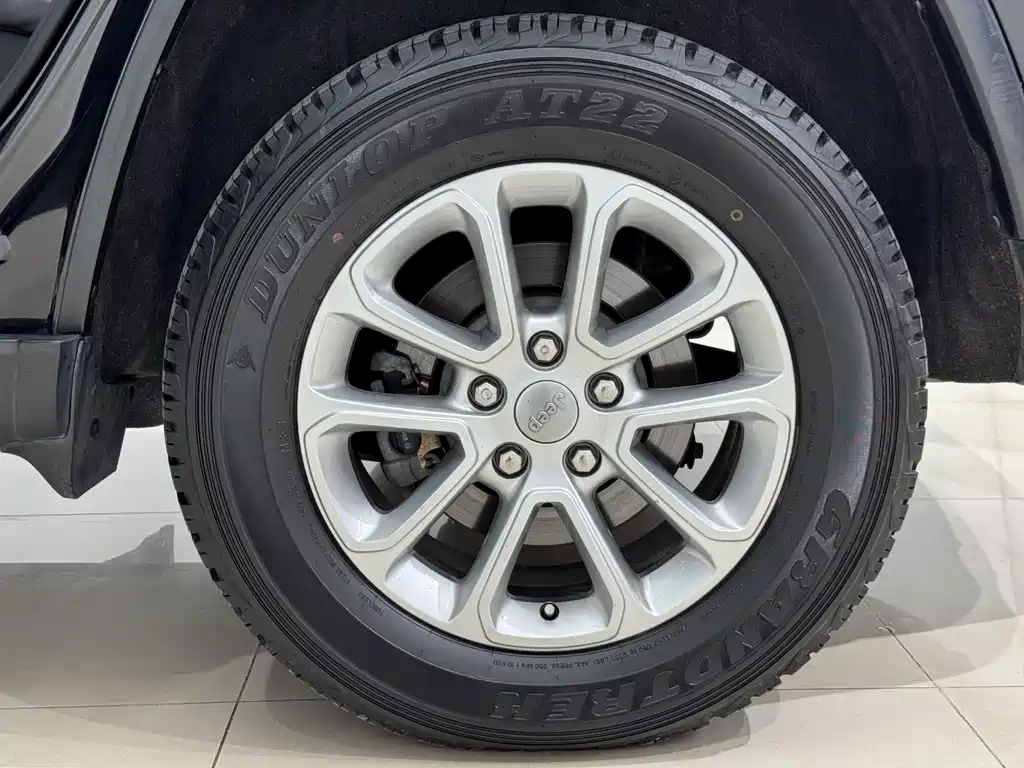 Jeep Grand Cherokee (Import) — миниатюра 12