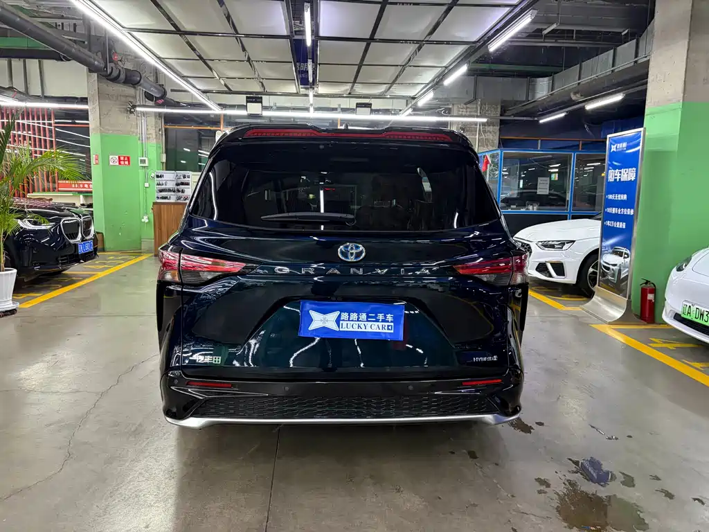 Toyota Granvia — миниатюра 6