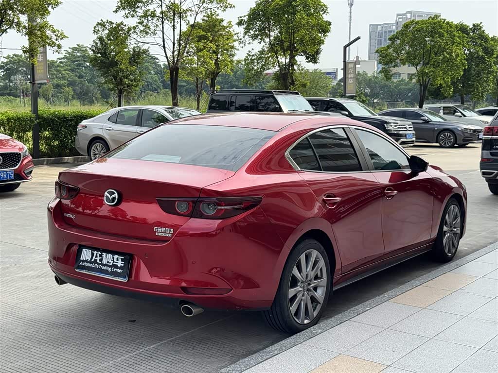 Mazda Mazda3 Axela 2.0 л 2022 г. красный/фиолетовый, пробег 48000 км