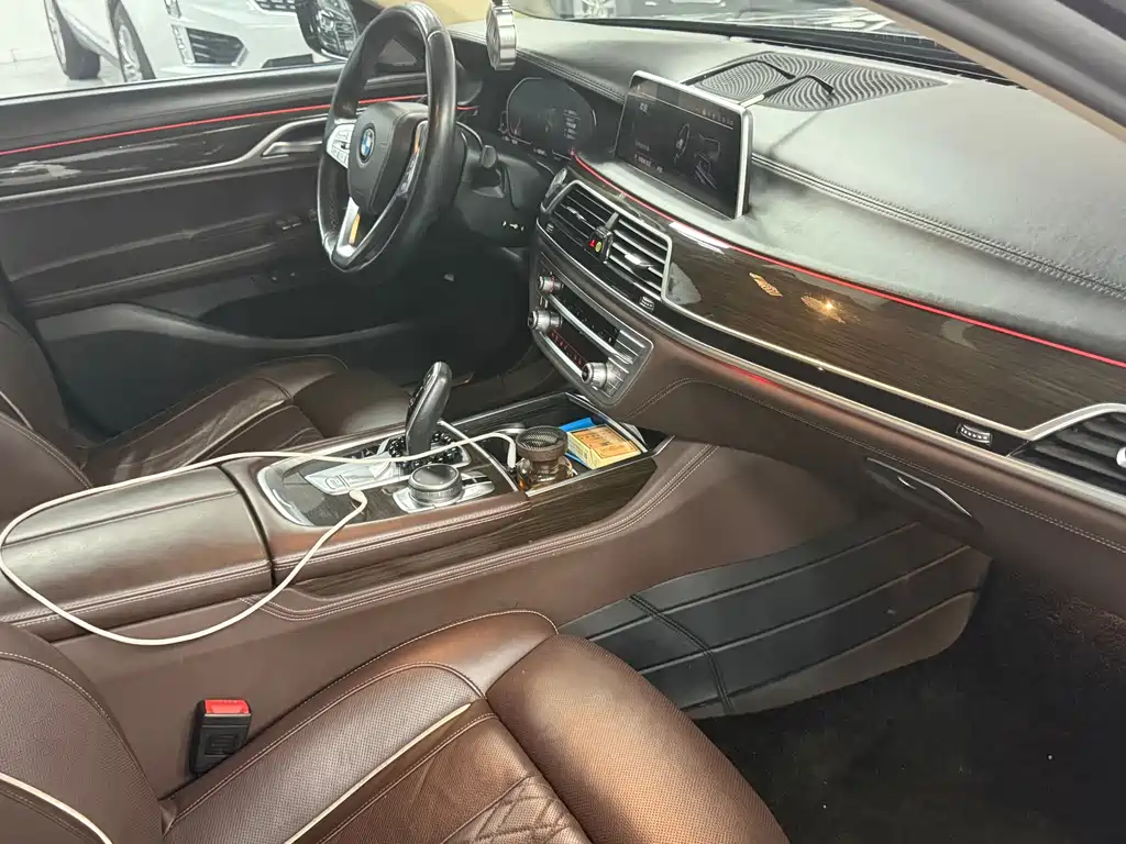 BMW 7 Series — миниатюра 10