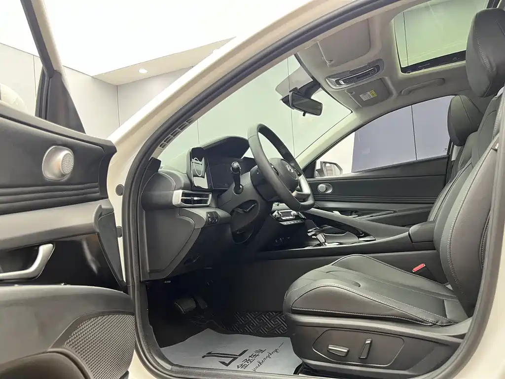 Hyundai Elantra — миниатюра 7