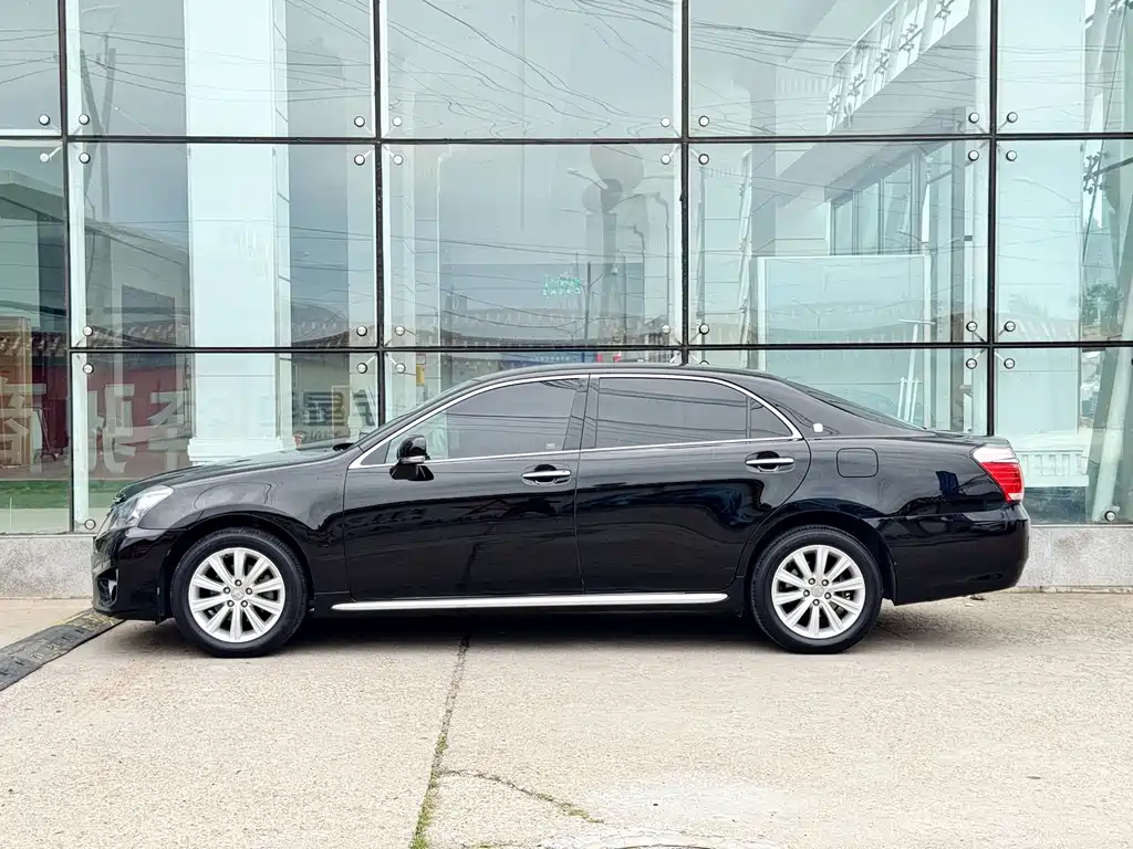 Toyota Crown — миниатюра 8