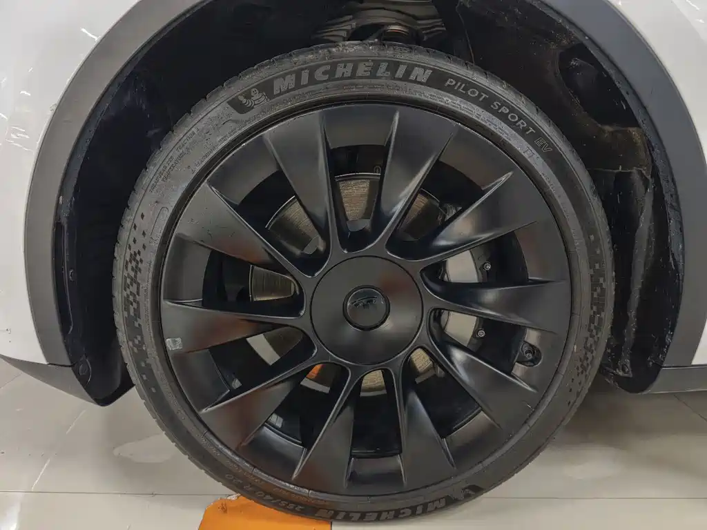 Tesla Model Y — миниатюра 10