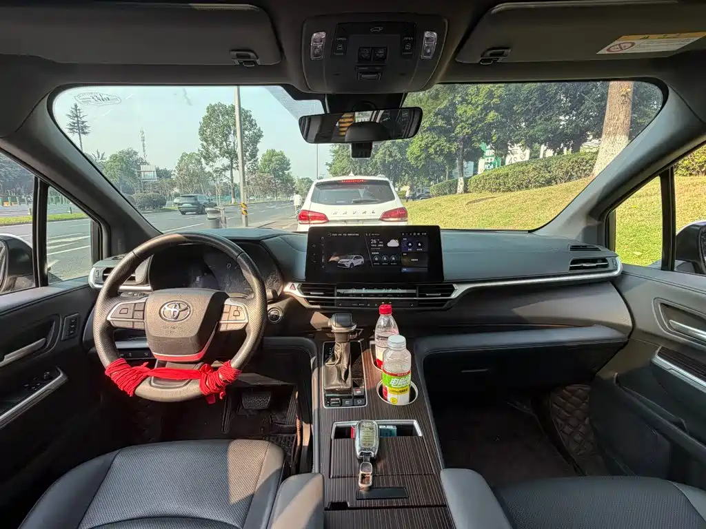 Toyota Granvia — миниатюра 13