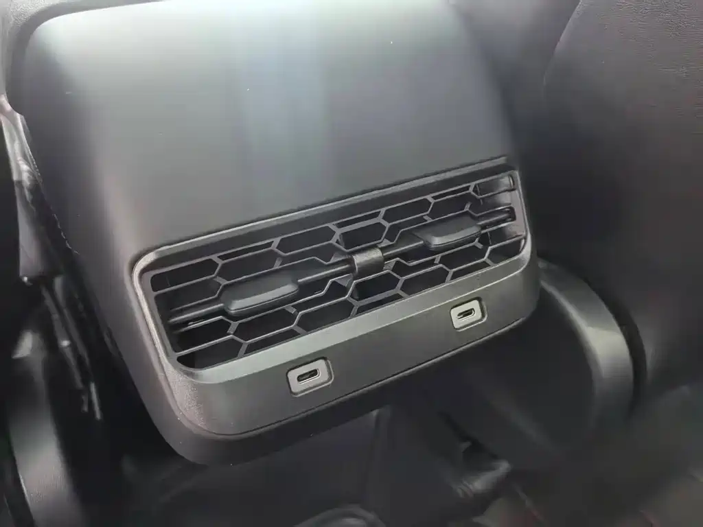 Tesla Model Y — миниатюра 15