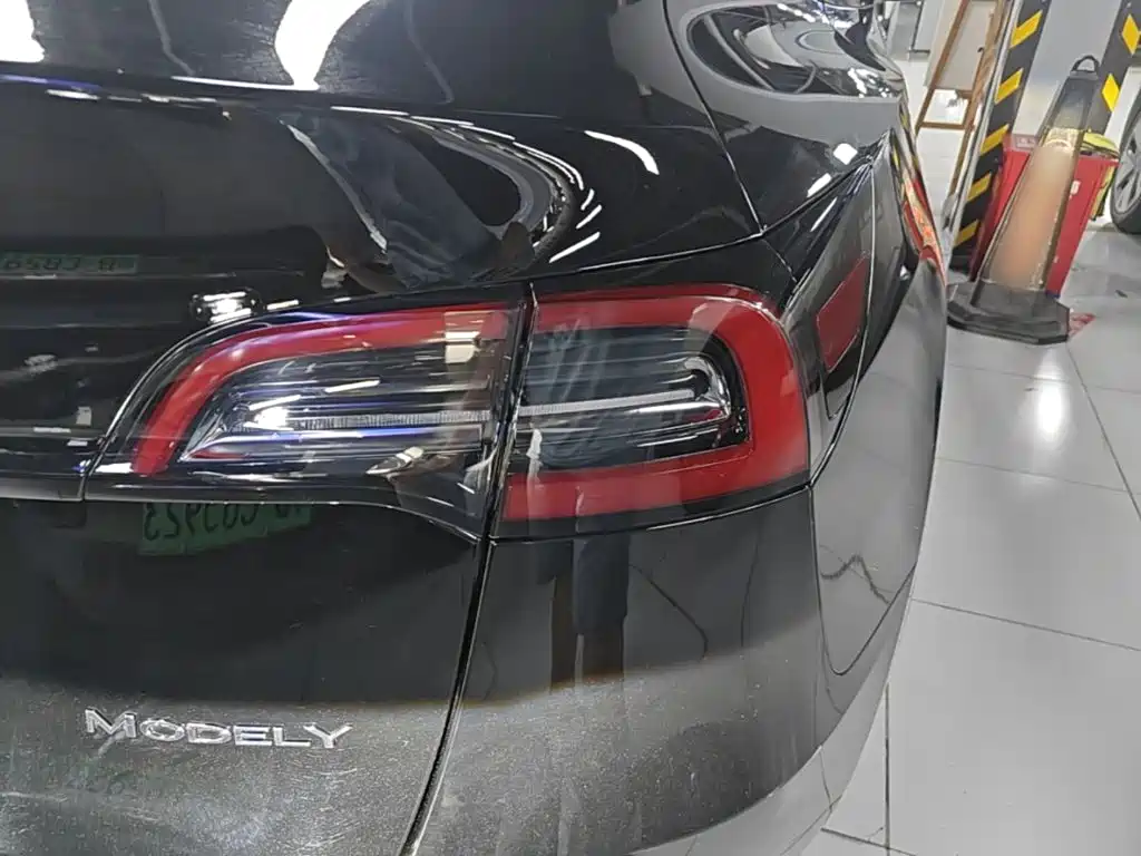 Tesla Model Y — миниатюра 8