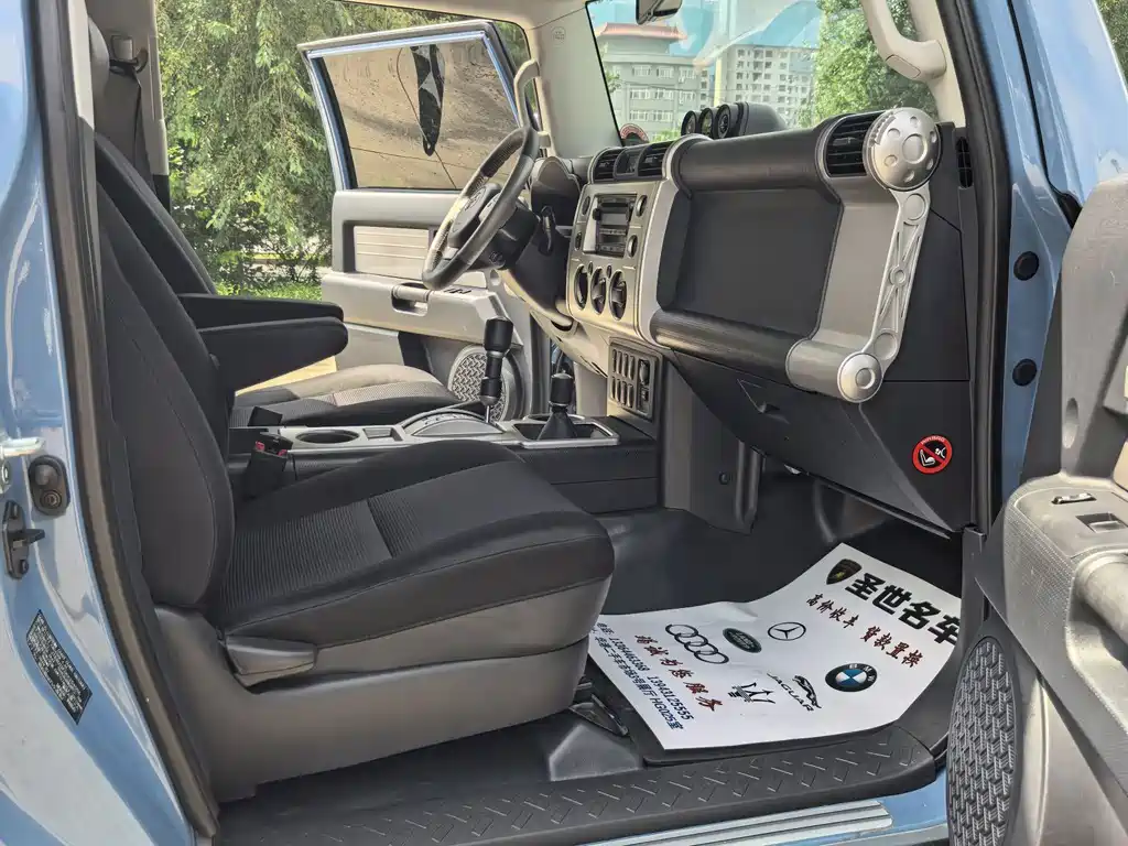 Toyota FJ Cruiser — миниатюра 6