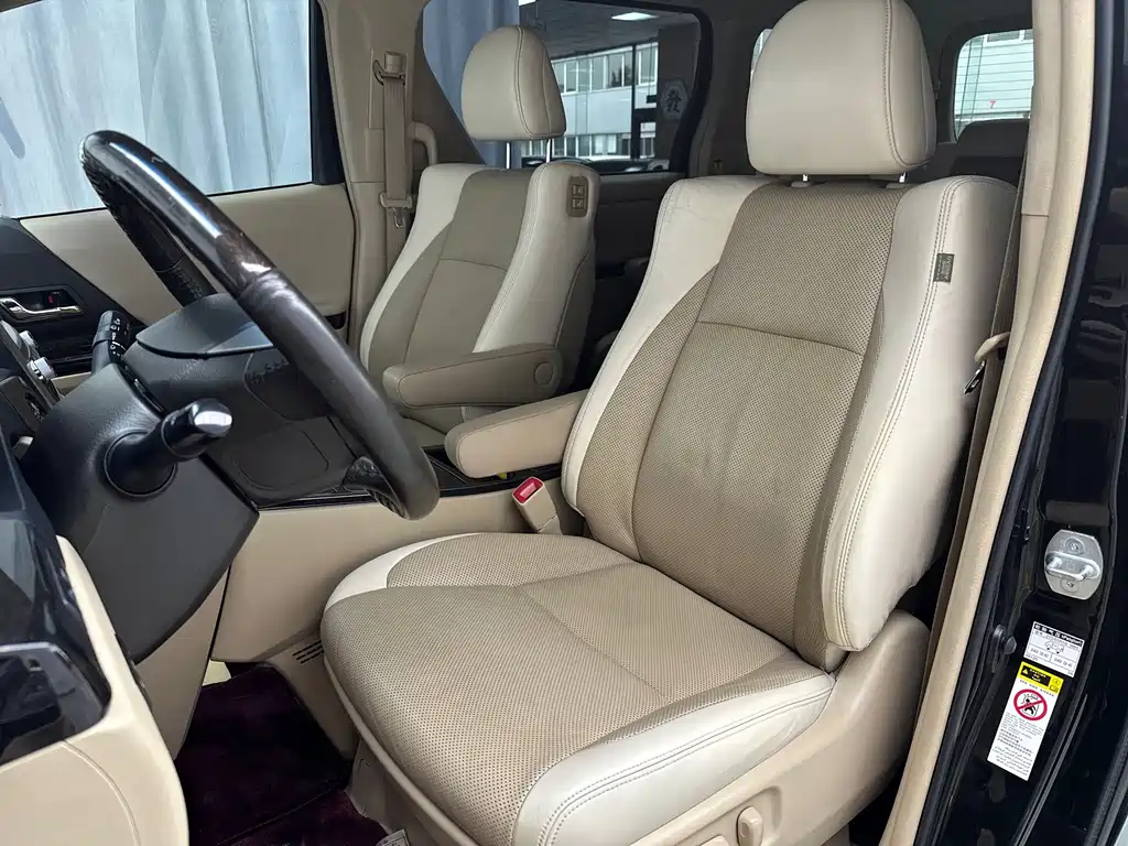 Toyota Alphard — миниатюра 18