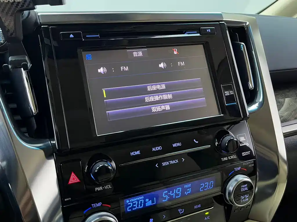Toyota Alphard — миниатюра 12