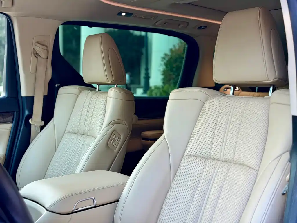 Toyota Alphard — миниатюра 9