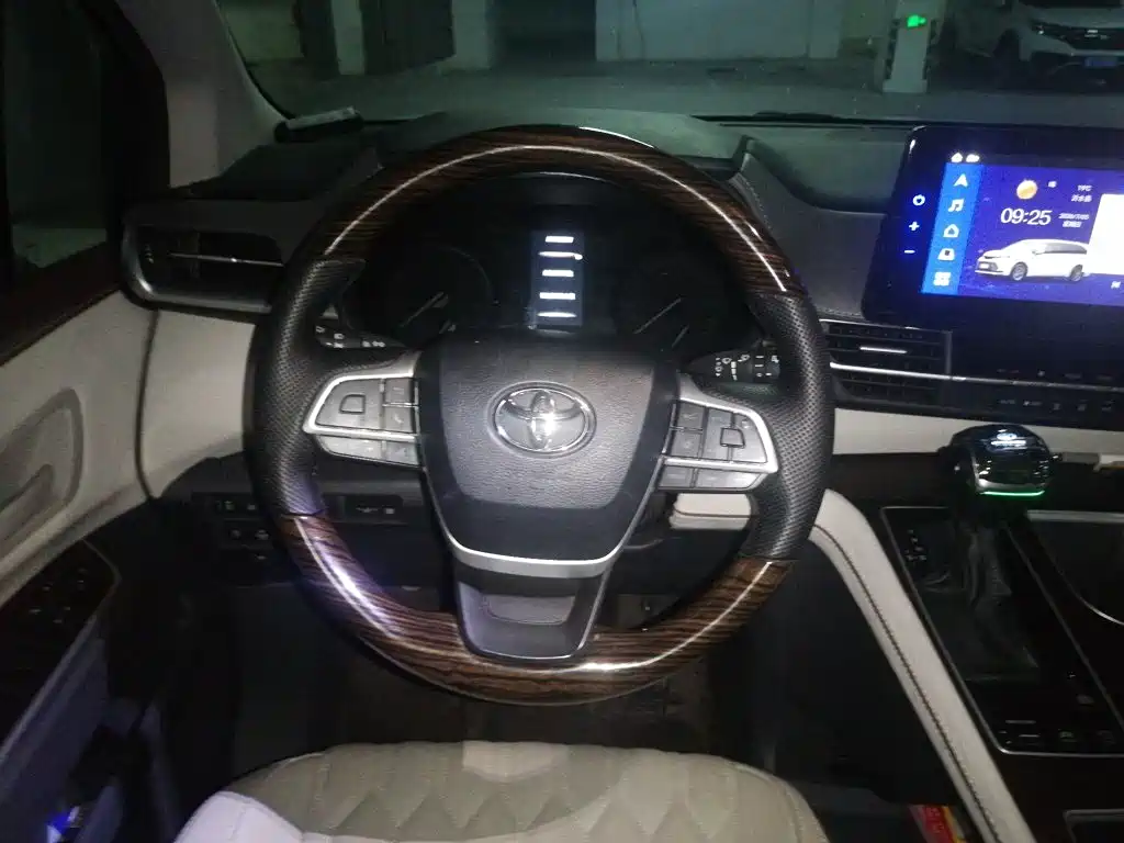 Toyota Sienna — миниатюра 3