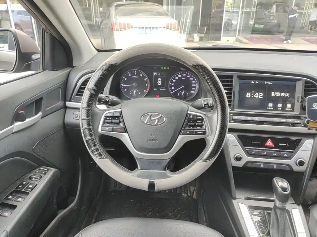 Hyundai Elantra — миниатюра 11
