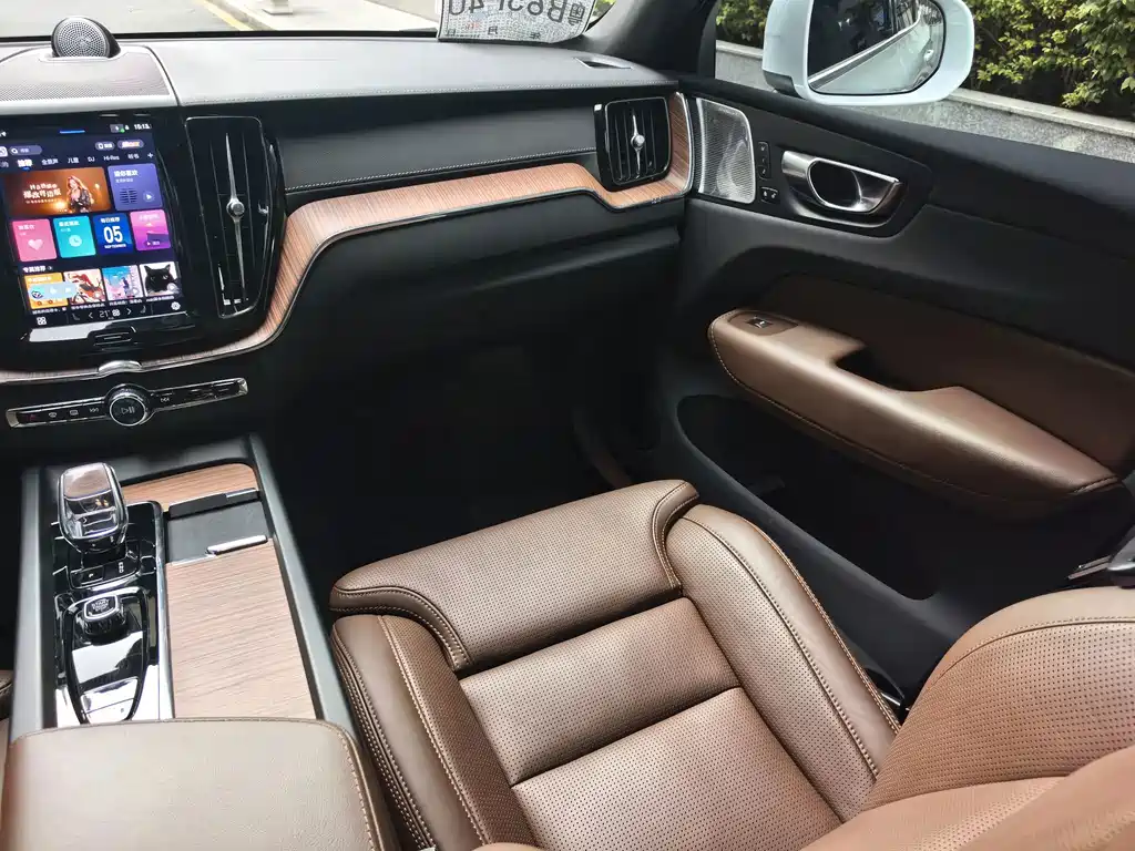 Volvo XC60 PHEV — миниатюра 10