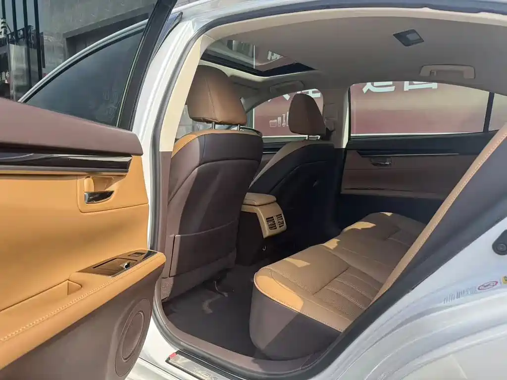 Lexus ES — миниатюра 5