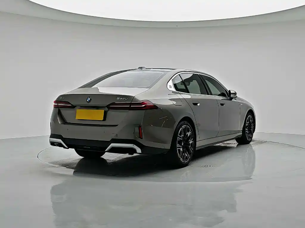 BMW 5 Series — миниатюра 4