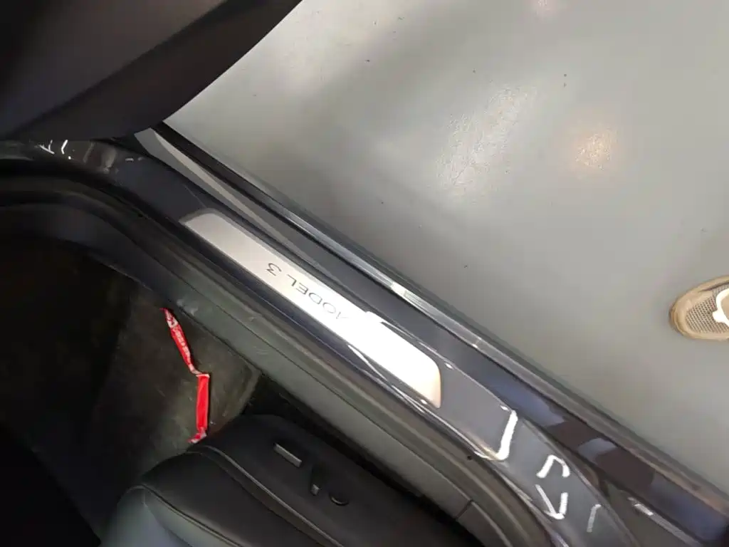 Tesla Model 3 — миниатюра 21
