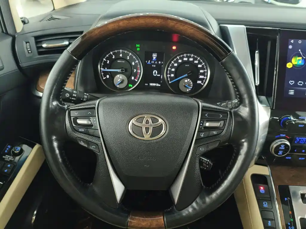 Toyota Alphard — миниатюра 9