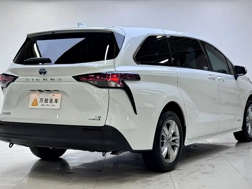 Toyota Sienna — миниатюра 3