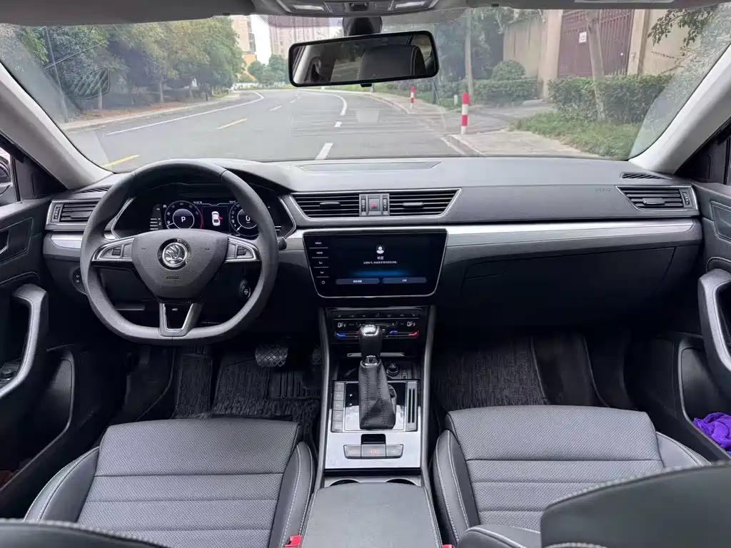 Skoda Superb — миниатюра 7