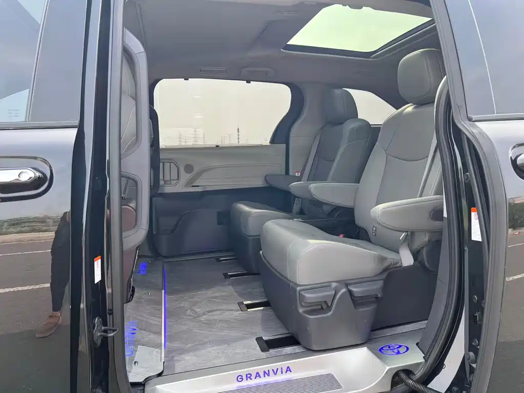 Toyota Granvia — миниатюра 6