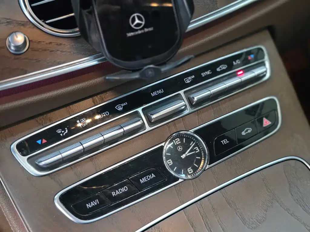 Mercedes-Benz E-Class — миниатюра 8