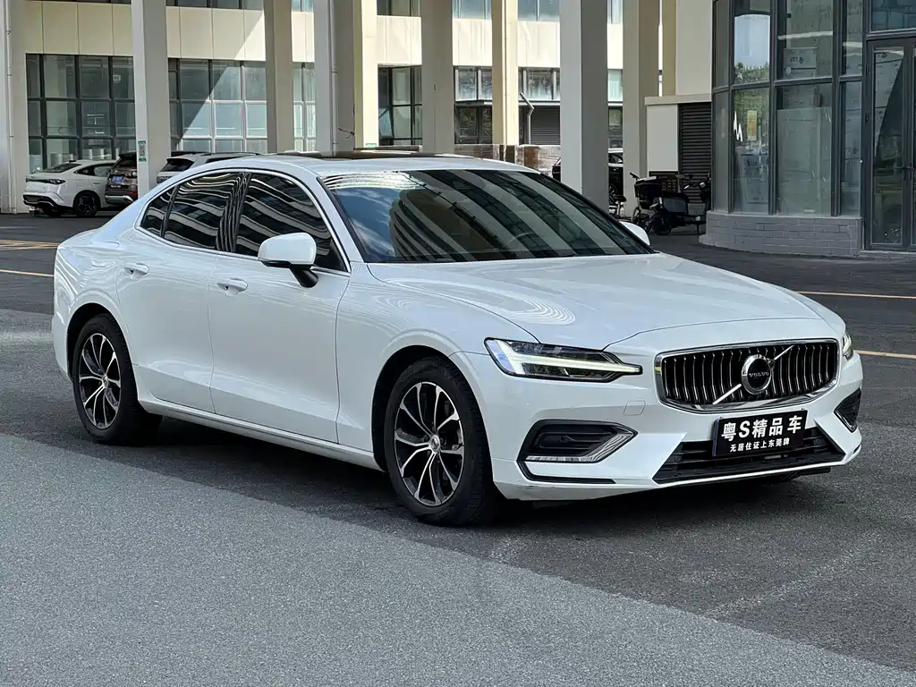 Volvo S60 2022 B4 Luxury