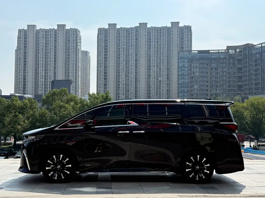 Toyota Alphard — миниатюра 2