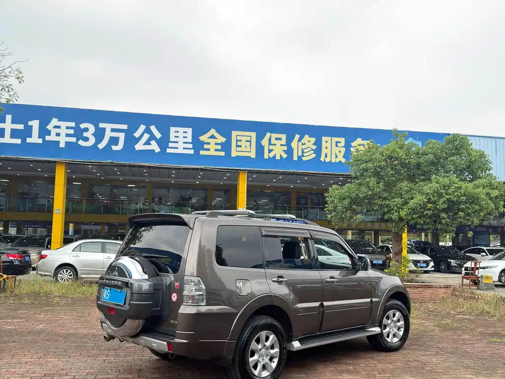 Mitsubishi Pajero (Import) — миниатюра 9