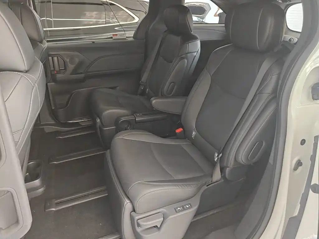 Toyota Sienna — миниатюра 17