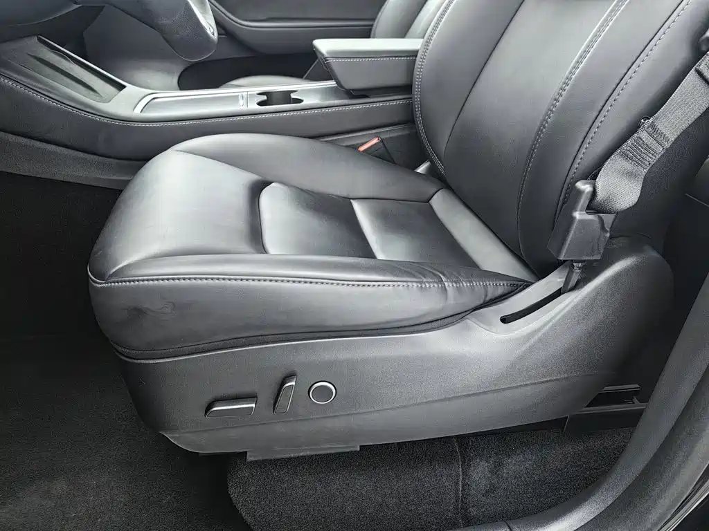 Tesla Model Y — миниатюра 20