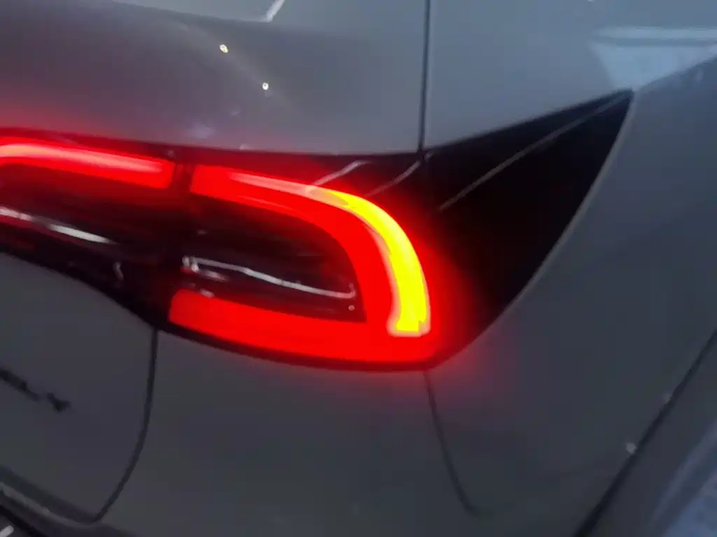 Tesla Model Y — миниатюра 8
