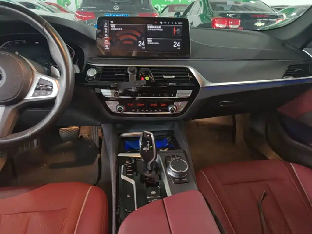 BMW 5 Series — миниатюра 13