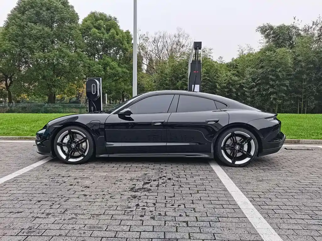 Porsche Taycan — миниатюра 3