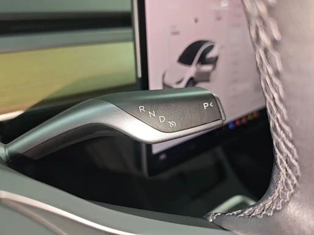 Tesla Model Y — миниатюра 14