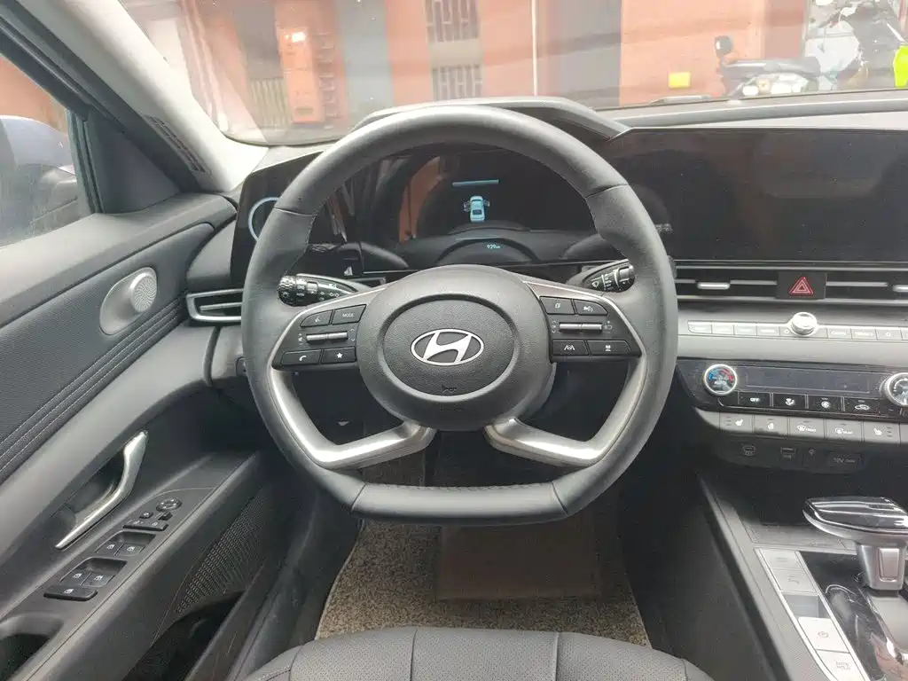 Hyundai Elantra — миниатюра 11