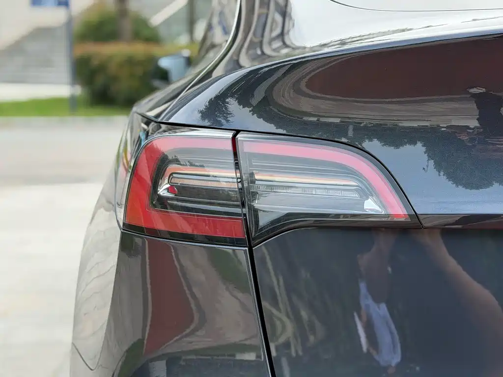 Tesla Model Y — миниатюра 12