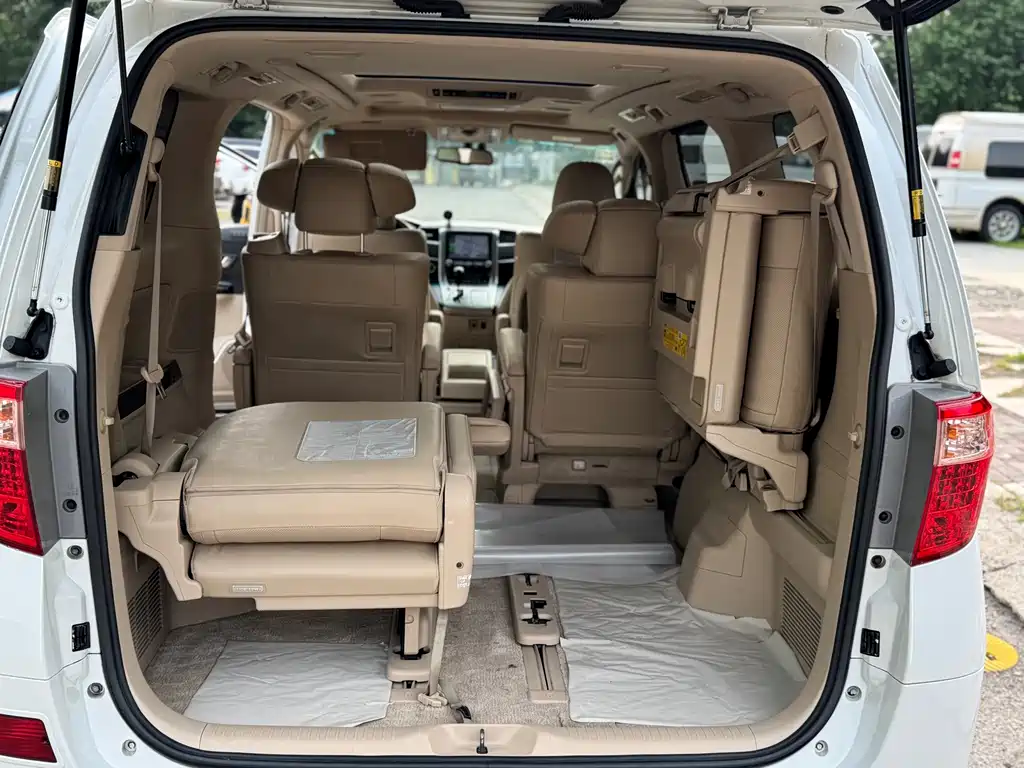 Toyota Alphard — миниатюра 12