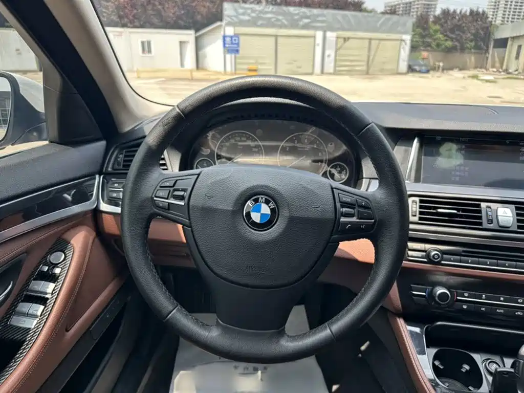 BMW 5 Series — миниатюра 11