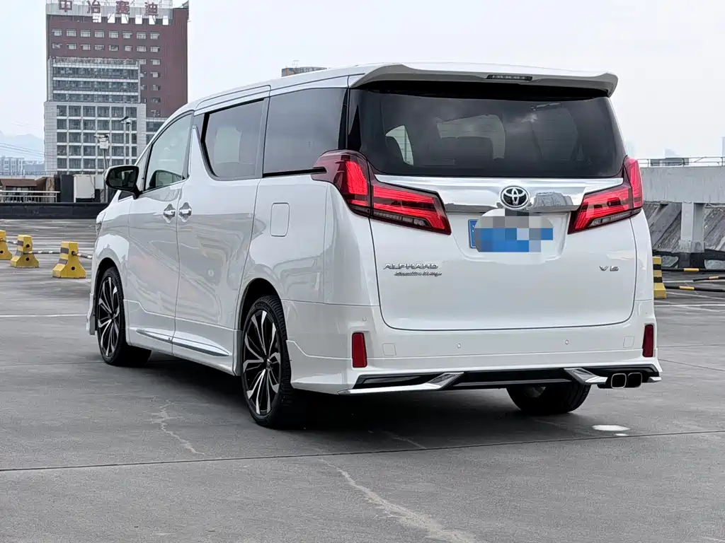 Toyota Alphard — миниатюра 7