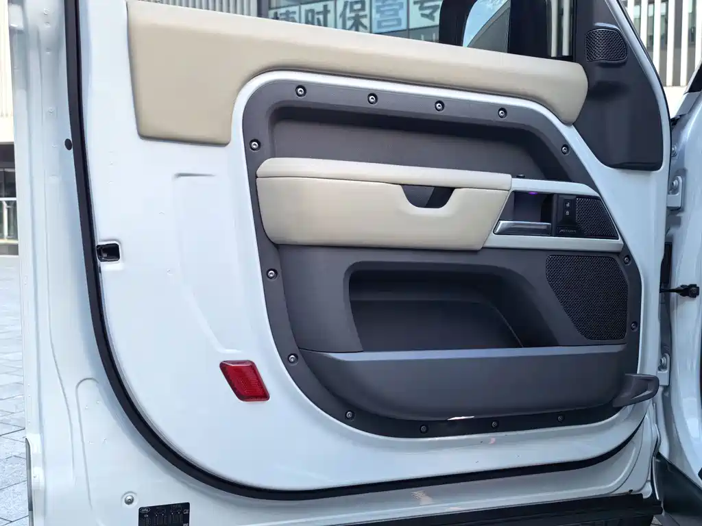 Land Rover Defender 90 2.0T P300 Tiger Power Mighty Heart Edition, фото 5